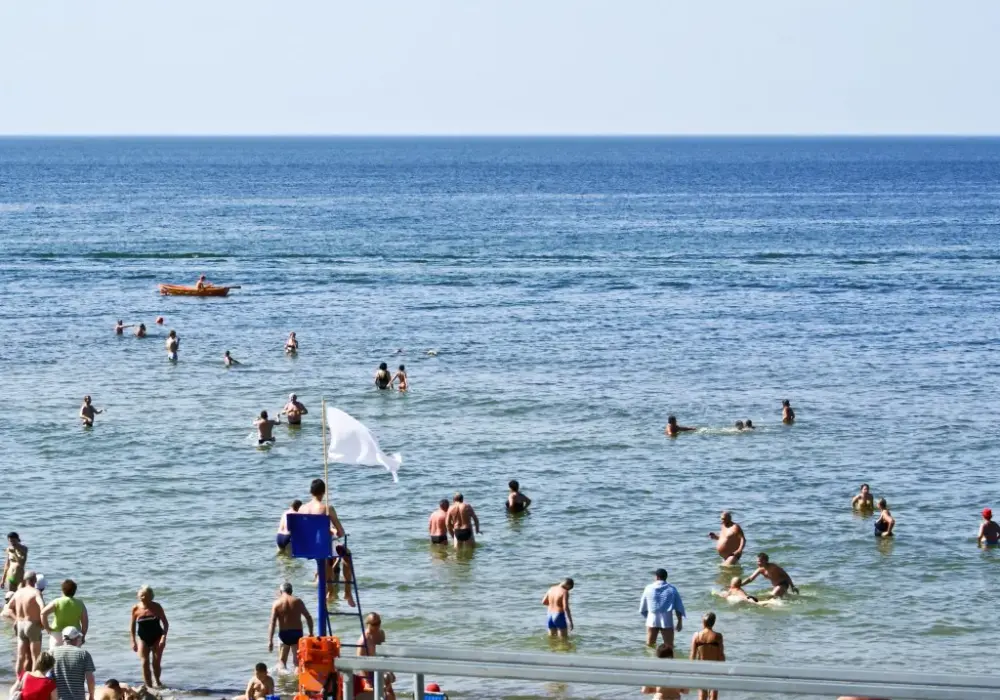 Co oznacza biała flaga nad morzem? Bezpieczne kąpiele i sygnały plażowe