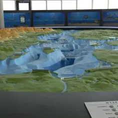Model terenu prezentujący głębię Bałtyku, z zaznaczonymi nazwami miejsc, np. Głębia Bornholmska, Gdynia, Kaliningrad.