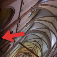 Dlaczego kolumny w katedrze kołobrzeg są krzywe? Odkryj przyczyny