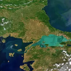 Widok satelitarny pokazuje, gdzie leży Morze Marmara, łączące Morze Egejskie z Morzem Czarnym, otoczone lądami Turcji.