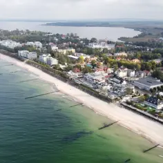 Widok na Mielno z lotu ptaka: plaża, morze i zabudowania. Ciekawe, ile mieszkańców ma Mielno?
