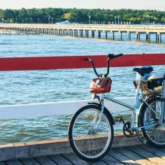Rower na molo, z widokiem na morze i falochron. Idealne miejsce na wypoczynek, z dala od zgiełku, ale blisko natury. Połczyn-Zdrój odległość od morza jest niewielka, co pozwala na takie widoki.