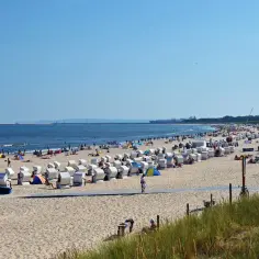 Słoneczny dzień na plaży, ludzie kąpią się w Bałtyku. Temperatura wody bałtyk zachęca do relaksu.