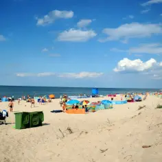 Słoneczna plaża pełna ludzi, kolorowych parawanów i dmuchanych baseników. Czy to właśnie tu jest najcieplejsze morze w Polsce?