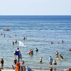 Co oznacza biała flaga nad morzem? Bezpieczne kąpiele i sygnały plażowe