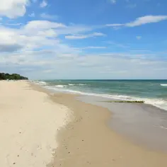 Piękna plaża w Gąskach, idealne miejsce na rodzinne wakacje. Mnóstwo przestrzeni do zabawy i relaksu, a morze zachęca do kąpieli. Gąski atrakcje dla dzieci czekają!