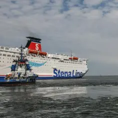 Holownik asystuje promowi Stena Line, który wypływa na morze. Trasa z Polski do Szwecji przez morze to ok. 300 km.