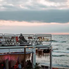 Relaks przy zachodzie słońca nad morzem, gdzie nad morze żeby się nie nudzić. Klimatyczny bar z widokiem na fale.