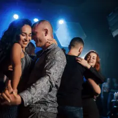 Gdzie można potańczyć w Ustce? Najlepsze kluby i imprezy czekają