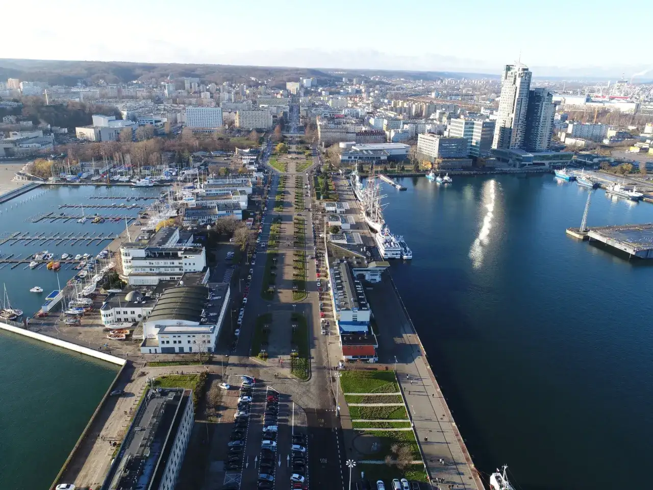 Skwer Kościuszki w Gdyni: widok na marinę, statki, nowoczesną architekturę i promenadę. Atrakcje miasta w pełnej krasie.