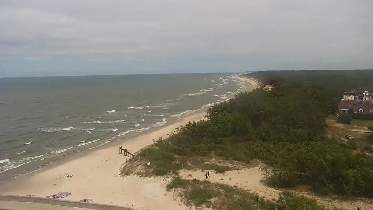 Piękna plaża i morze w Rowach, idealne miejsce na wakacje. Warto zobaczyć malownicze wybrzeże i lasy.