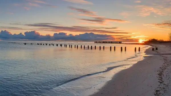 Dzika Plaża Ulinia - Spokój i natura. Twój przewodnik