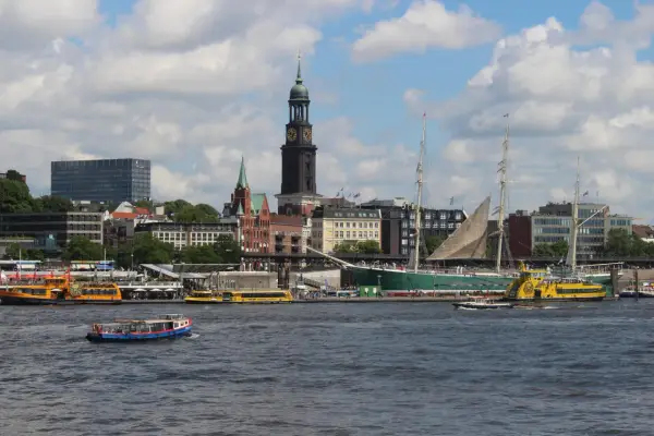 Hamburg nad morzem? Sprawdź, gdzie leży i dlaczego jest portem