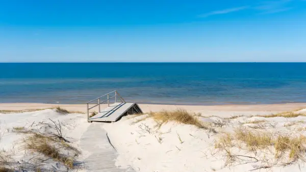 Plaża w Stegnie - jak zaplanować idealny dzień bez tłumu?