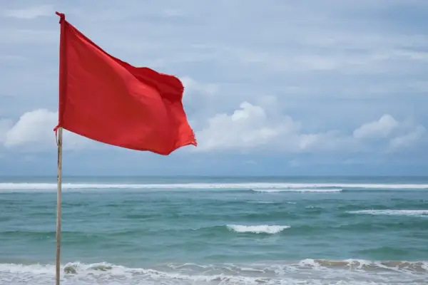 Czerwona flaga na plaży - Co oznacza i jak się zachować?