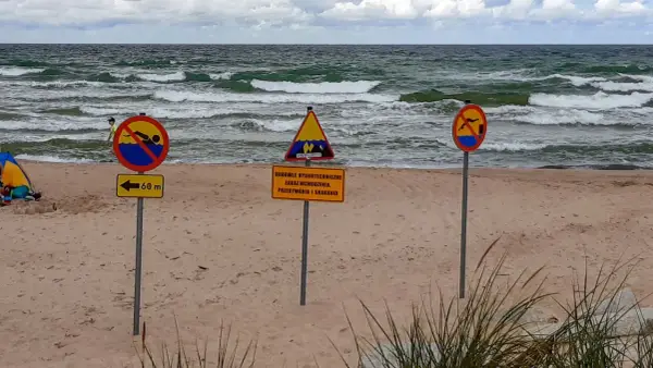 Żółta flaga na plaży - Co naprawdę oznacza w Polsce?