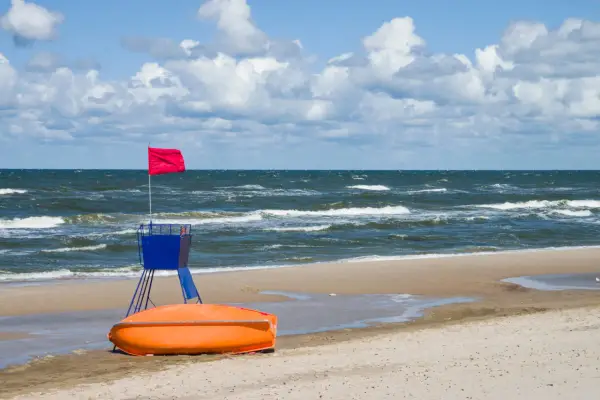 Plaża nad Bałtykiem zamknięta - powody i co robić?