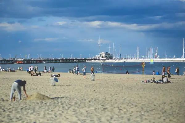 Sopot plaża - Przewodnik: Wybierz idealny odcinek i uniknij tłumów